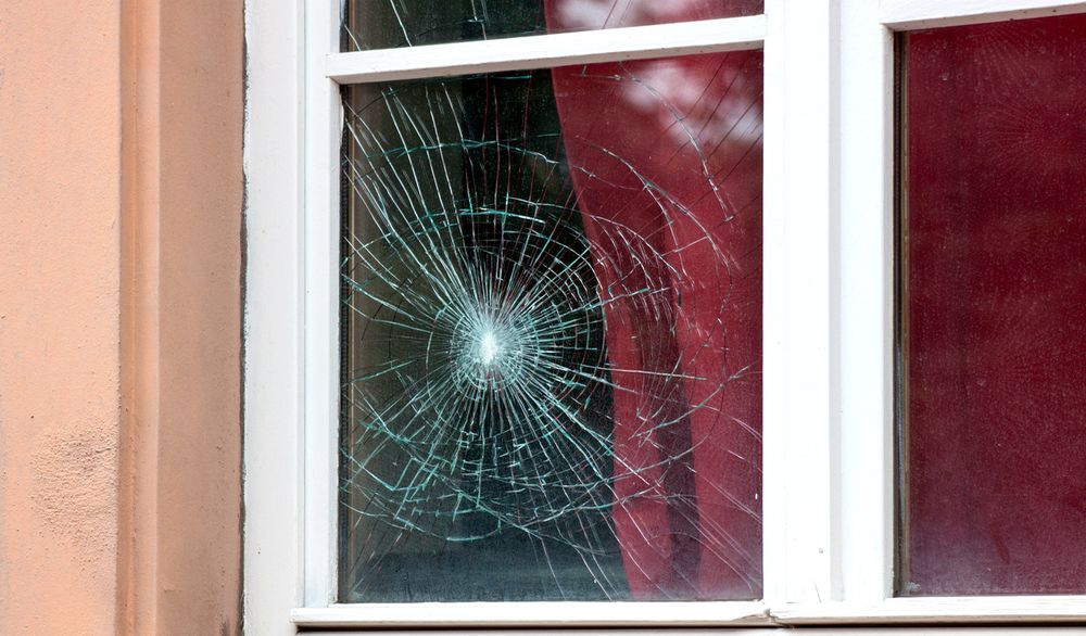 Insulated Glass Problems: Dealing With Broken or Cloudy Windows